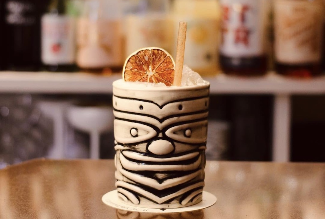 Cocktail tiki con cannuccia